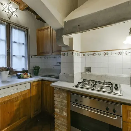 Raffaello With Fireplace In Oltrarno *
