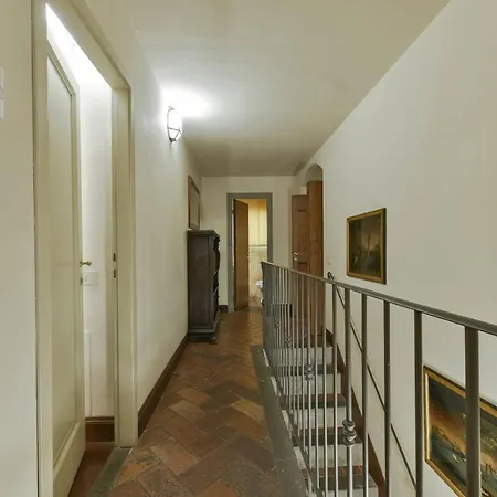 Raffaello With Fireplace In Oltrarno Apartment