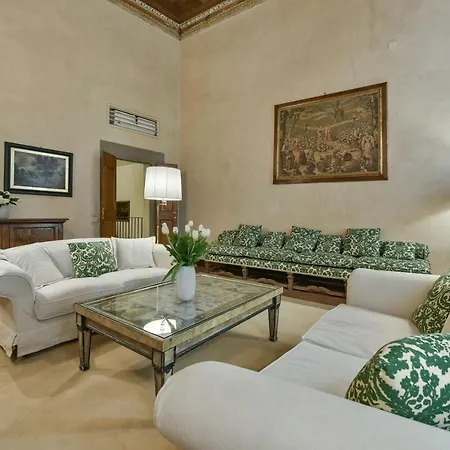 Raffaello With Fireplace In Oltrarno