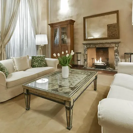 Raffaello With Fireplace In Oltrarno