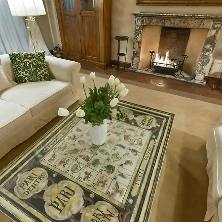 Raffaello With Fireplace In Oltrarno Apartment