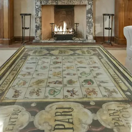Raffaello With Fireplace In Oltrarno Apartment