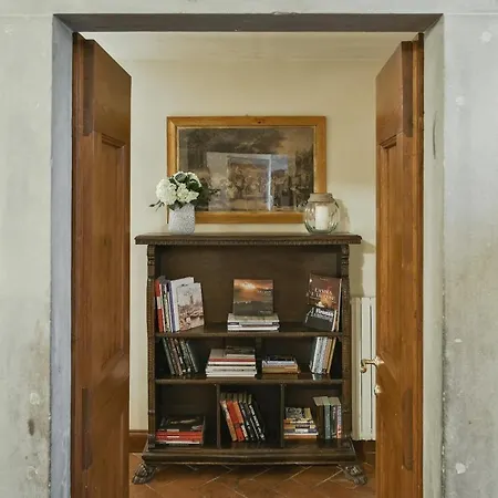 Raffaello With Fireplace In Oltrarno Apartment *