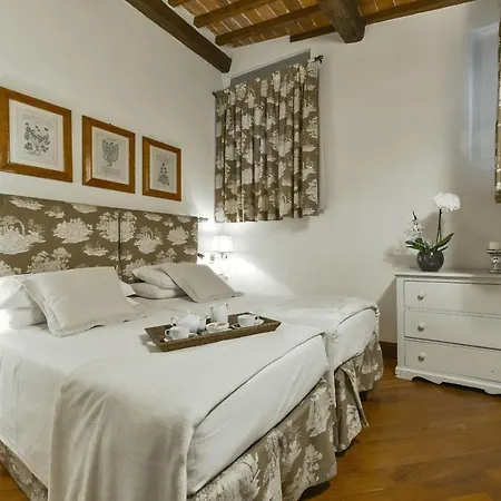 Raffaello With Fireplace In Oltrarno Apartment Florence