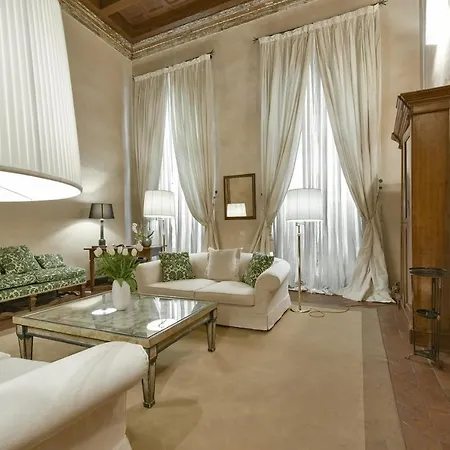 Apartment Raffaello With Fireplace In Oltrarno Florence